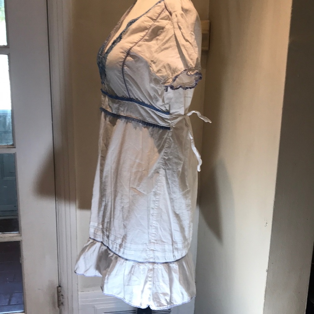 “OASIS” Embroidered White and Blue Cotton Dress. - Picture 4 of 16